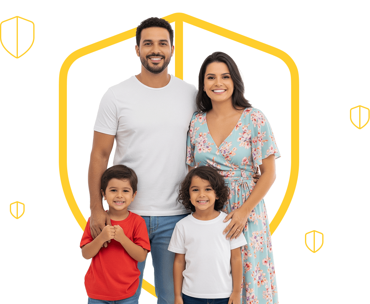 Família sorridente com um escudo de proteção amarelo ao fundo...