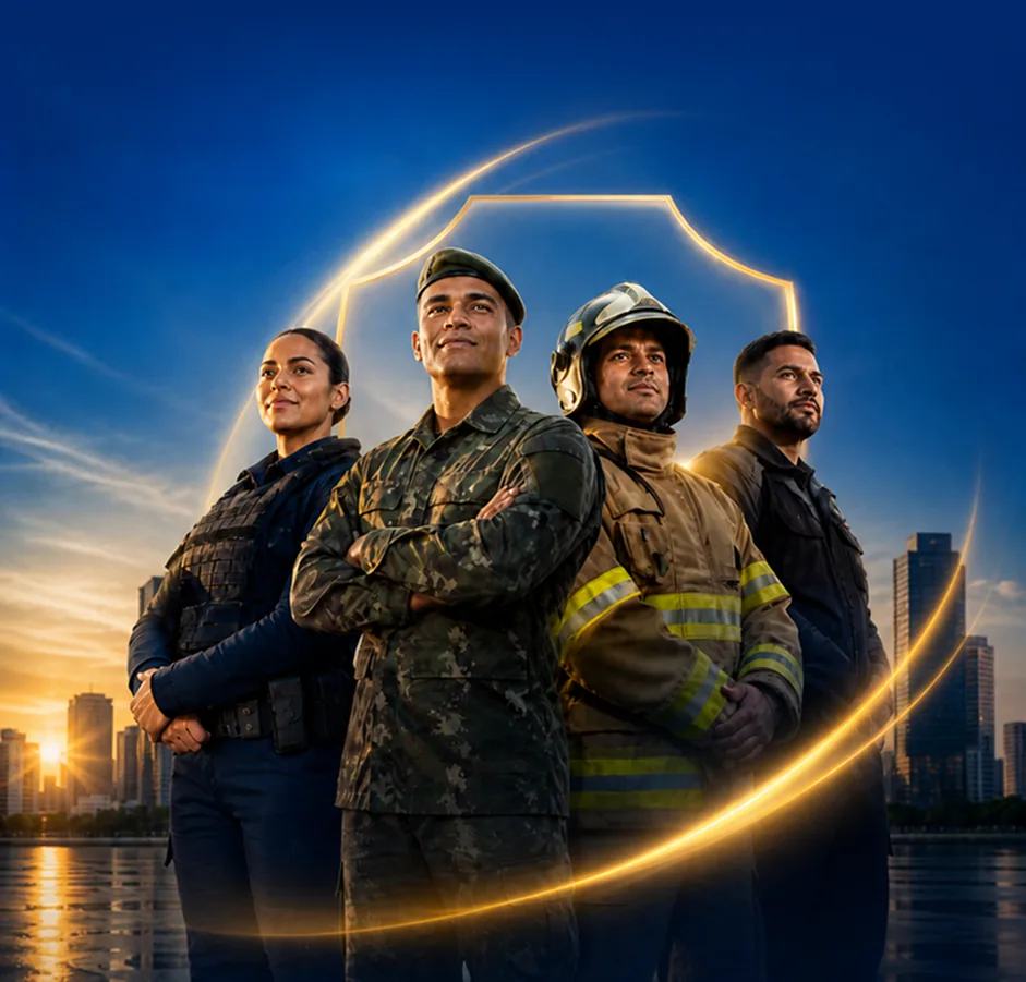 Família sorridente com um escudo de proteção amarelo ao fundo